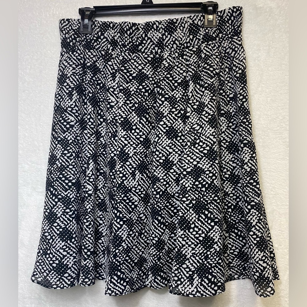 Alfani Black and White Geometric flare Skirt women’s size M
